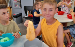 Uczestnicy zajęć wakacyjnych w Bibliotece Pod Pegazem