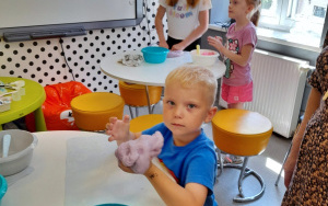 Uczestnicy zajęć wakacyjnych w Bibliotece Pod Pegazem