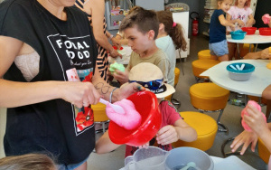 Uczestnicy zajęć wakacyjnych w Bibliotece Pod Pegazem