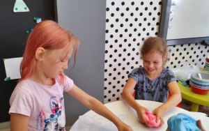 Uczestnicy zajęć wakacyjnych w Bibliotece Pod Pegazem