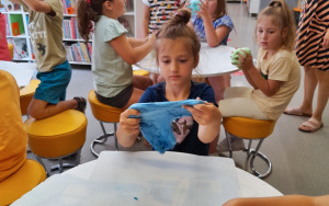 Uczestnicy zajęć wakacyjnych w Bibliotece Pod Pegazem