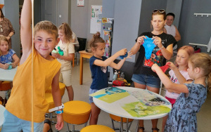 Uczestnicy zajęć wakacyjnych w Bibliotece Pod Pegazem