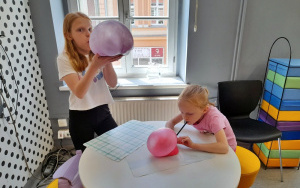 Uczestnicy zajęć wakacyjnych w Bibliotece Pod Pegazem