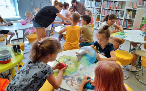 Uczestnicy zajęć wakacyjnych w Bibliotece Pod Pegazem