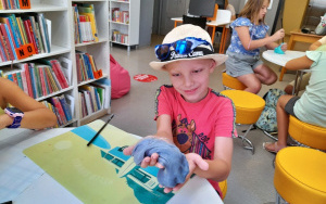 Uczestnicy zajęć wakacyjnych w Bibliotece Pod Pegazem