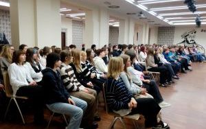 Fotorelacja z wykładu pt. "Historia kina japońskiego"