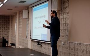 Fotorelacja z wykładu pt. "Historia kina japońskiego"