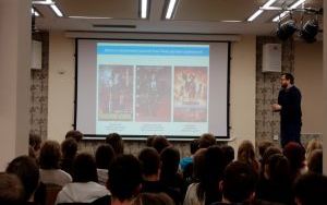 Fotorelacja z wykładu pt. "Historia kina japońskiego"