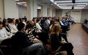 Fotorelacja z wykładu pt. "Historia kina japońskiego"