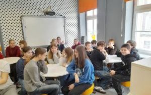 Fotorelacja z wizyty młodzieży z Długołęki w bibliotece 