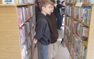 Fotorelacja z wizyty młodzieży z Długołęki w bibliotece 