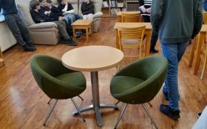 Fotorelacja z wizyty młodzieży z Długołęki w bibliotece 