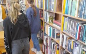 Fotorelacja z wizyty młodzieży z Długołęki w bibliotece 