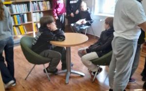 Fotorelacja z wizyty młodzieży z Długołęki w bibliotece 