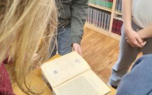 Fotorelacja z wizyty młodzieży z Długołęki w bibliotece 