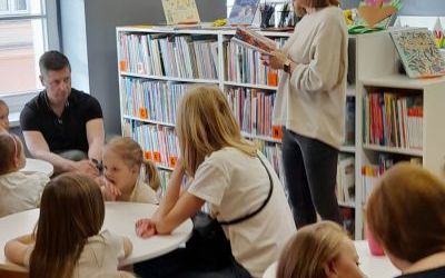 Uczestnicy zajęć w ramach Klubu Książkowych Jeżyków