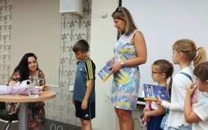 Fotorelacja ze spotkania autorskiego z Sylwią Winnik