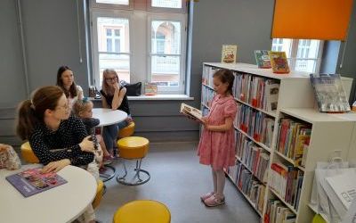 Uczestnicy spektaklu Klubu Książkowych Jeżyków