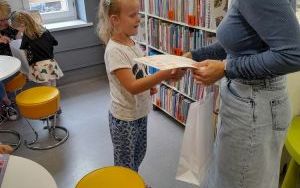 Uczestnicy spektaklu Klubu Książkowych Jeżyków