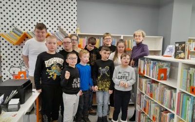 Fotorelacja z lekcji bibliotecznej z uczniami w ramach akcji "Czytamy Muminki"