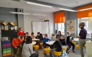 Fotorelacja z lekcji bibliotecznej z uczniami w ramach akcji "Czytamy Muminki"