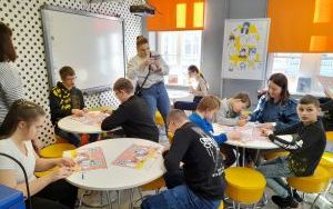 Fotorelacja z lekcji bibliotecznej z uczniami w ramach akcji "Czytamy Muminki"