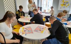 Fotorelacja z lekcji bibliotecznej z uczniami w ramach akcji "Czytamy Muminki"