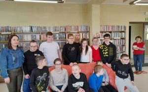 Fotorelacja z lekcji bibliotecznej z uczniami w ramach akcji "Czytamy Muminki"