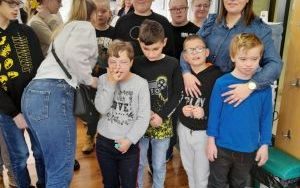 Fotorelacja z lekcji bibliotecznej z uczniami w ramach akcji "Czytamy Muminki"