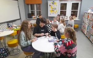 Fotorelacja z warsztatów szydełkowania w Bibliotece "Pod Sową" (10)