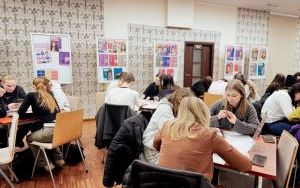 Fotorelacja z pisania listów Amnesty International