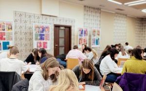 Fotorelacja z pisania listów Amnesty International