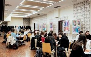 Fotorelacja z pisania listów Amnesty International