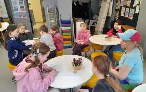 Uczestnicy warsztatów z tworzenia przypinek