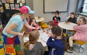 Uczestnicy warsztatów z tworzenia przypinek