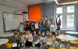 Uczestnicy spotkania autorskiego z Magdaleną Zarębską