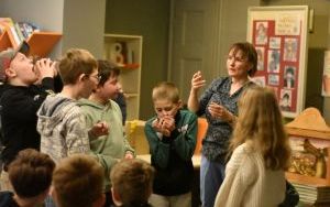 Uczestnicy spotkania autorskiego z Magdaleną Zarębską