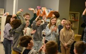 Uczestnicy spotkania autorskiego z Magdaleną Zarębską