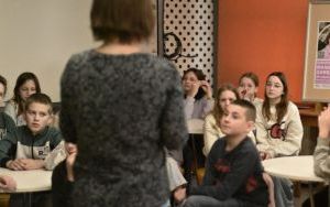 Uczestnicy spotkania autorskiego z Magdaleną Zarębską