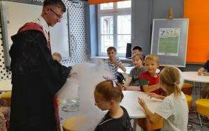 Uczestnicy zajęć z magicznymi eksperymentami (2)