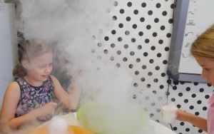 Uczestnicy zajęć z magicznymi eksperymentami (4)