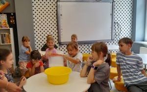 Uczestnicy zajęć z magicznymi eksperymentami (6)