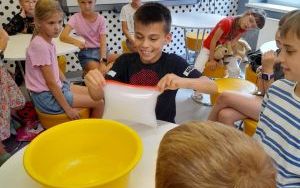 Uczestnicy zajęć z magicznymi eksperymentami (7)