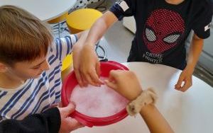 Uczestnicy zajęć z magicznymi eksperymentami (4)