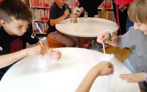 Uczestnicy zajęć z magicznymi eksperymentami (6)