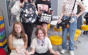 Uczestnicy zajęć tworzenia przypinek (2)