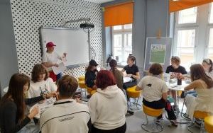 Uczestnicy zajęć tworzenia przypinek (3)