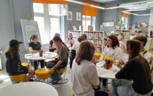 Uczestnicy zajęć tworzenia przypinek (4)