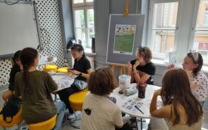 Uczestnicy zajęć tworzenia przypinek (5)