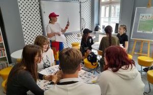 Uczestnicy zajęć tworzenia przypinek (6)